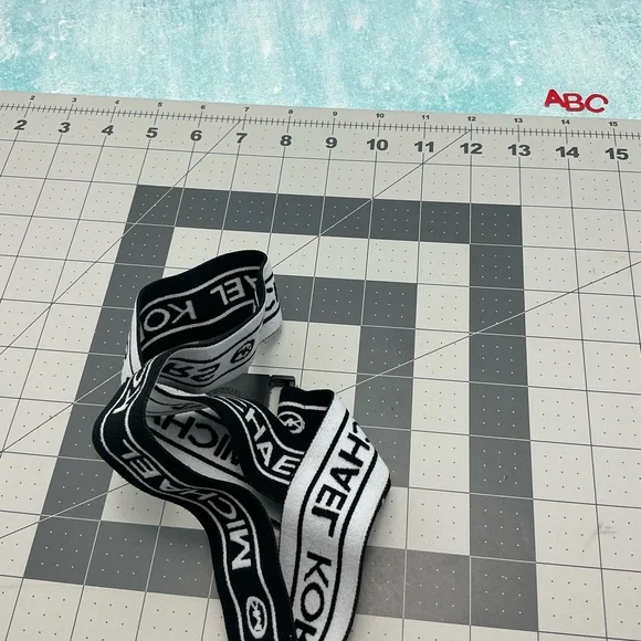 Michael Kors reversible Black and White Belt - Picture 3 of 6